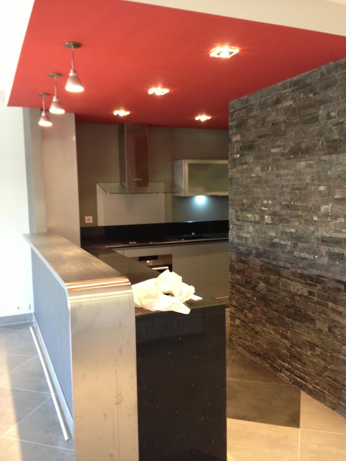 Cuisine rouge et pierre